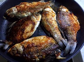 两面煎至金黄熄火备用，在不煎糊的前提下，煎的火大一点会更好