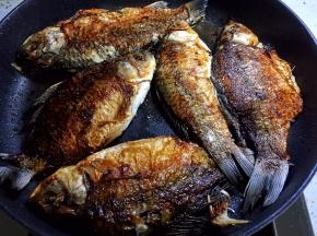 两面煎至金黄熄火备用，在不煎糊的前提下，煎的火大一点会更好