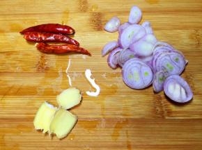 毛葱和生姜切片