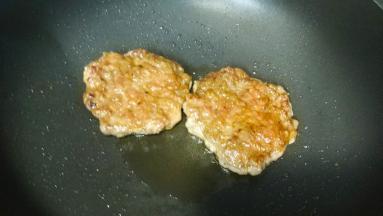 不粘锅里热油，手粘上水将牛肉滑揉成饼，放入锅里煎至两边金黄至熟透盛出备用