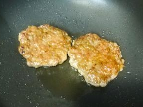 不粘锅里热油，手粘上水将牛肉滑揉成饼，放入锅里煎至两边金黄至熟透盛出备用