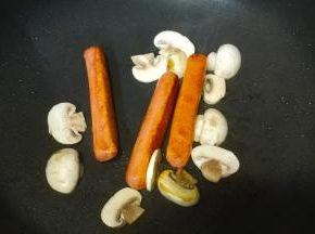 再放入鸡肉肠和蘑菇片煎熟盛出备用
