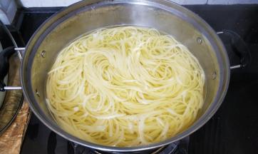 煮好意粉、芦笋或青菜