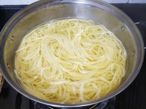 煮好意粉、芦笋或青菜