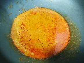 30g酱加小半碗水或椰浆煮至变稠