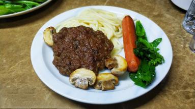 捞出意粉，摆上煎好的牛排、鸡肉肠、蘑菇片、芦笋