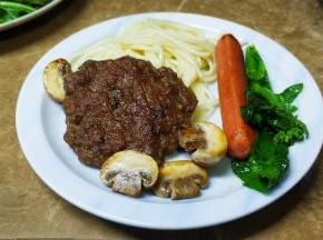 捞出意粉，摆上煎好的牛排、鸡肉肠、蘑菇片、芦笋