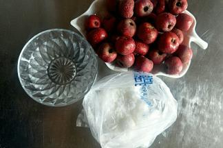 准备食材，山楂去蒂去把洗净晾干水分