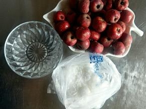 准备食材，山楂去蒂去把洗净晾干水分
