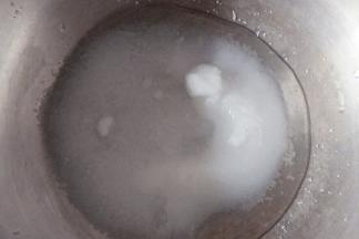 锅中放入糖和清水开小火
