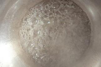 煮至冒小白泡泡后关火