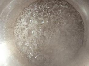 煮至冒小白泡泡后关火