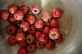 关火3分钟左右后放入山楂开始翻拌