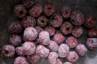 拌一会出现白色糖霜即可