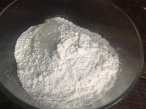 面粉放入大点的容器中