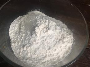 面粉放入大点的容器中