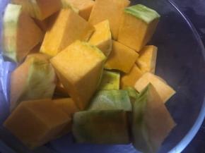 番瓜去皮洗净，切成大块