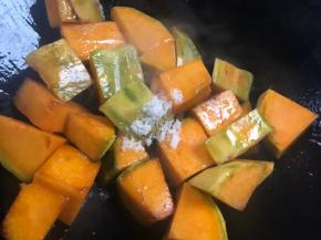 加入盐，翻炒至入味