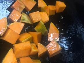 放入番瓜翻炒至变色