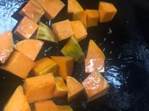 放入番瓜翻炒至变色