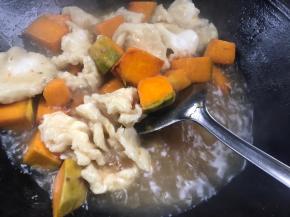 煮沸后用锅铲背部轻轻擂动，以免粘连