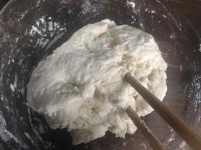 加入适量清水，搅拌成软面团