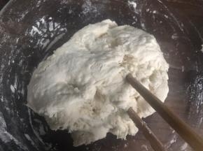 加入适量清水，搅拌成软面团