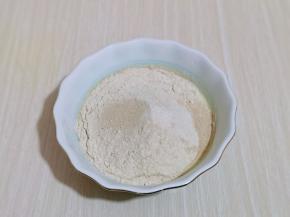 首先将全麦粉牛奶，酵母粉加入器具中。