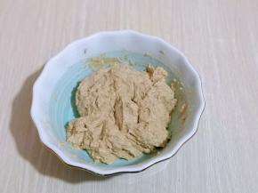 搅拌均匀，盖上盖子，放入冰箱冷藏室发酵一夜。(这个季节如果房间没有取暖放室温也可以)