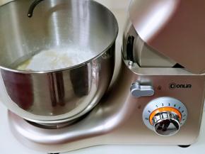 启动厨师机1档，揉面10分钟。