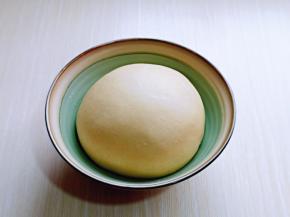 取出面团，揉圆，放入器具中，放入蒸烤箱，温度35度，时间40分钟。(室温发酵也可以)