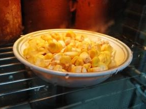 粟米粒洗干净放蒸烤箱蒸熟