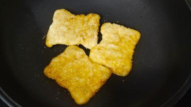 藤椒鸡扒放不粘锅里煎熟盛出备用