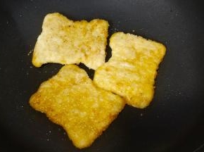 藤椒鸡扒放不粘锅里煎熟盛出备用