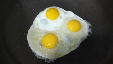 鸡蛋煎或炒熟备用