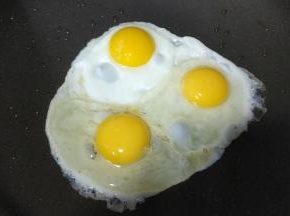 鸡蛋煎或炒熟备用