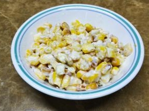 粟米粒晾凉后放入沙拉酱拌均匀备用