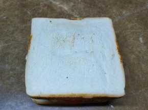 盖上吐司片，用手压实