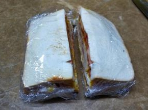 用锋利的刀对半切开