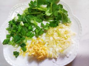 准备好葱姜蒜，香菜。