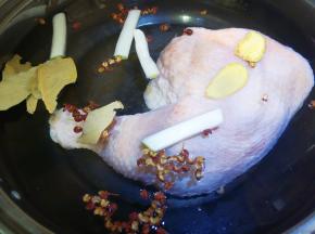鸡腿冷水下锅，放料酒，姜片，香叶，花椒，葱段煮十分钟左右。
