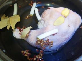 鸡腿冷水下锅，放料酒，姜片，香叶，花椒，葱段煮十分钟左右。