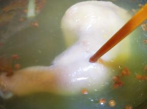 煮好关火焖十五分钟左右，用筷子插鸡腿肉最厚的地方，能插透就好了。