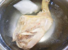 捞出鸡腿放进提前准备好的冰水里凉透。