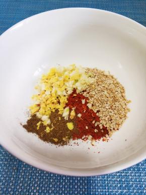 碗里放辣椒面，姜蒜，花椒粉，熟芝麻。