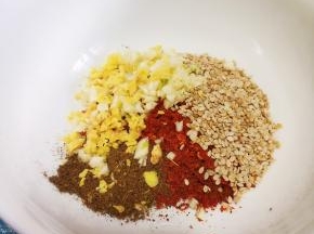 碗里放辣椒面，姜蒜，花椒粉，熟芝麻。