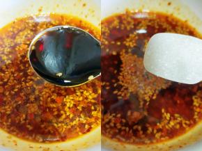 放盐，生抽，醋，白糖，胡椒粉。