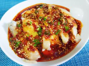 鸡腿切段，浇上调好的料汁。