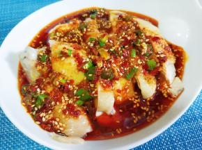 鸡腿切段，浇上调好的料汁。