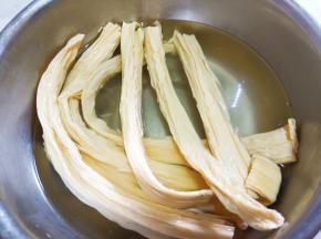 腐竹用温水提前泡软